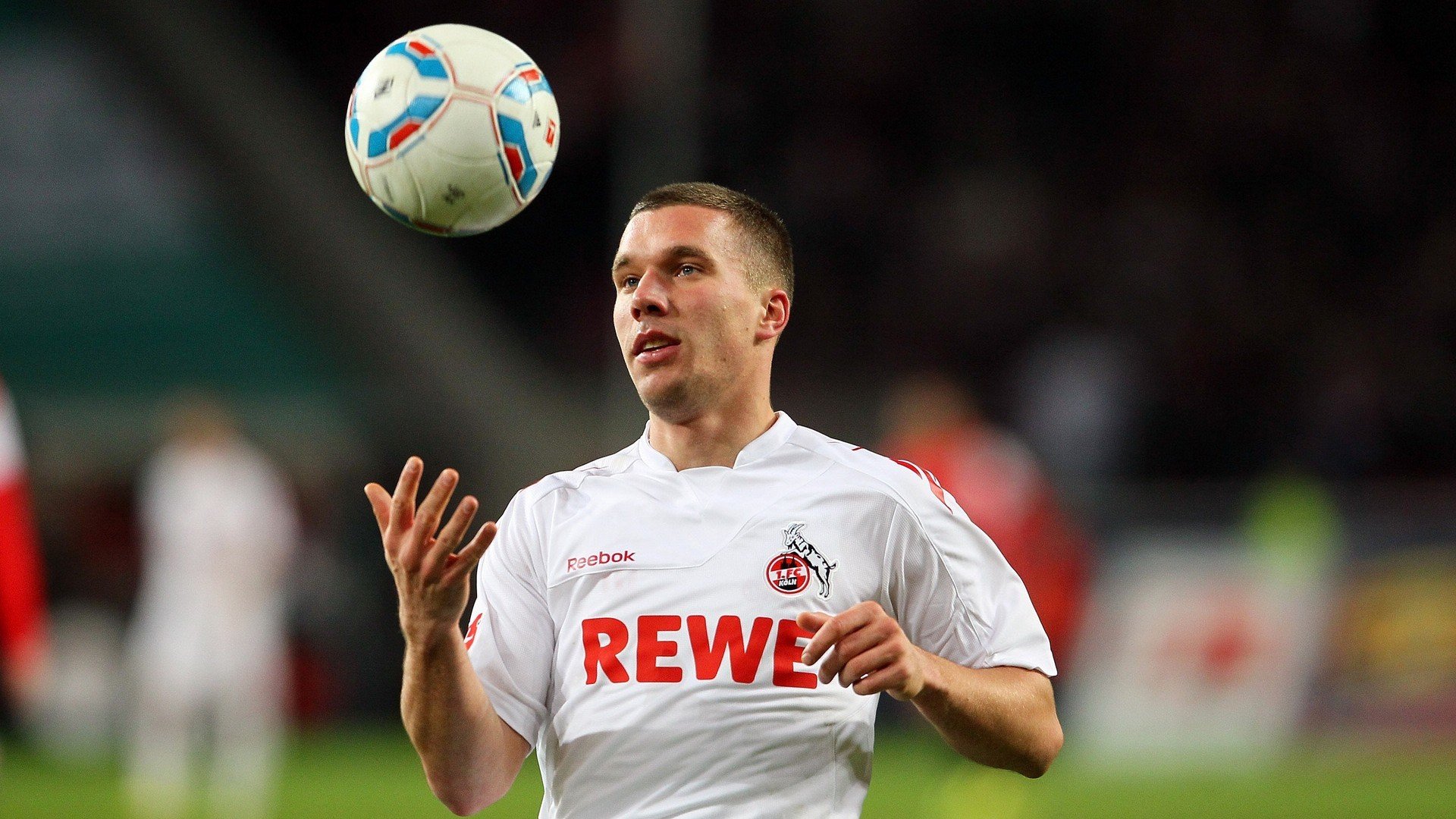 开云网址-俱乐部签约全新体能教练强化运动员恢复与保养机制，体能训练教练员